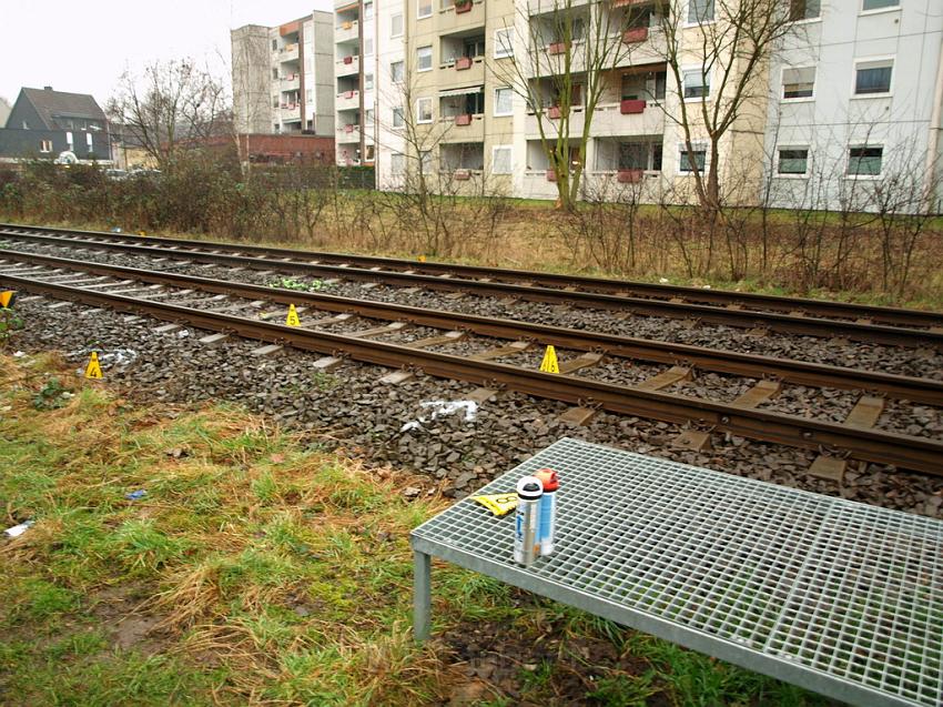 Kind unter Strassenbahn Koeln Porz Steinstr P13.JPG